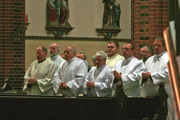 Szafarze Komunii św. w liturgicznych strojach