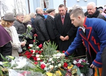 Młodzież z zespołu przyniosła na pogrzeb białe i czerwone róże