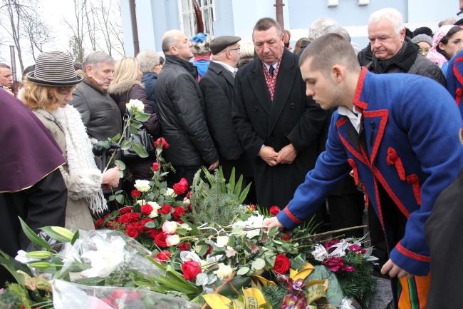 Młodzież z zespołu przyniosła na pogrzeb białe i czerwone róże