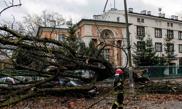 Pół miliona bez prądu, 6 tys. interwencji straży