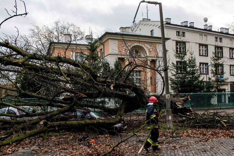 Pół miliona bez prądu, 6 tys. interwencji straży
