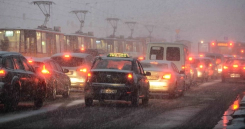 Wiatr przewrócił autobus 