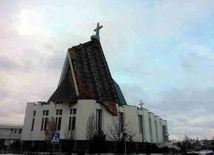 Uszkodzony dach na kościele Miłosierdzia Bożego w Dębicy