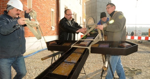 Krzyż i dwie kapsuły