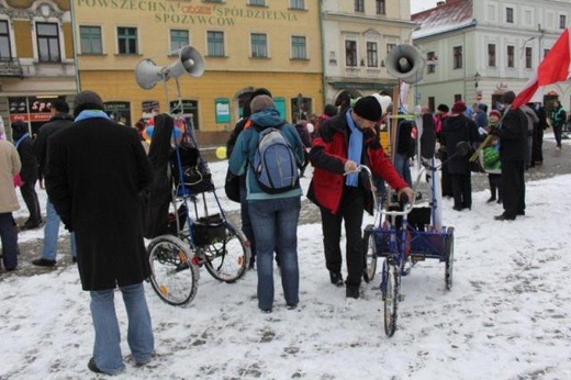 Cieszyniacy poszli w pochodzie dla rodziny