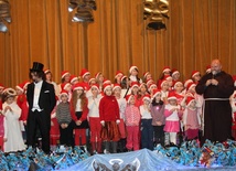 Spotkaniu ze św. Mikołajem towarzyszył występ scholi dziecięcej oraz profesjonalnego wodzireja