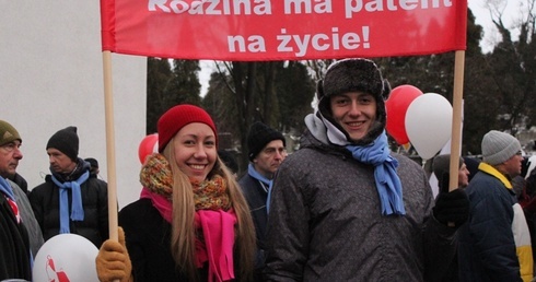 Pochód kolorowych szalików