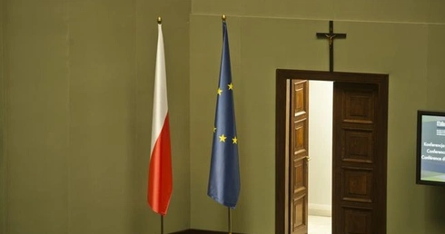 Sąd: krzyż w Sejmie zostaje