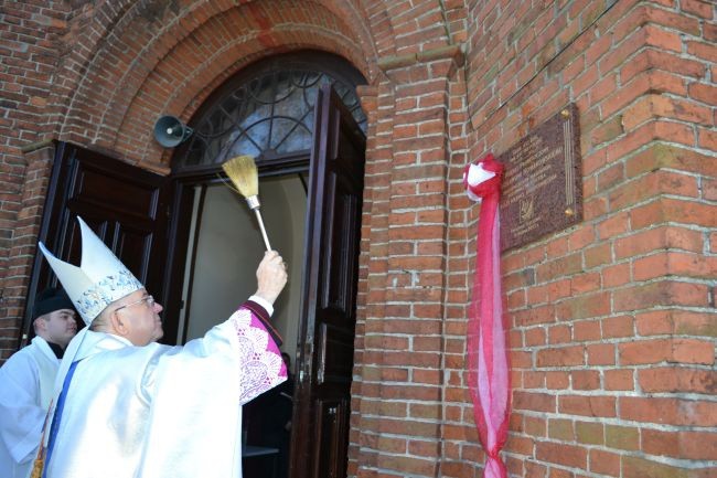 Uroczystość jubileuszowa rozpoczęła się odsłonięciem tablicy pamiątkowej przez bp. Romana Marcinkowskiego