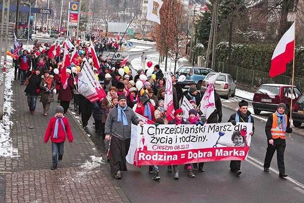 Niestraszny był im chłód: wszystkie pokolenia wyszły świętować na ulicach Cieszyna