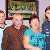 Krzysztof Biegun z rodzicami i bratem, po swoim pierwszym zwycięstwie w PŚ