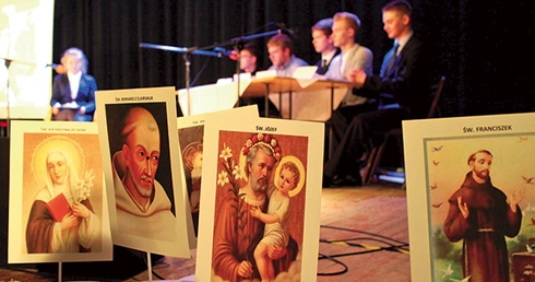 Etiudę teatralną o św. Stanisławie Kostce przygotowali uczniowie ze szkoły katolickiej w Sikorzu