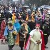  Orszak Trzech Króli (na zdjęciu: ubiegłoroczny orszak w Rypinie) to ulice miast wypełnione ludźmi, zjednoczonymi we wspólnym kolędowaniu