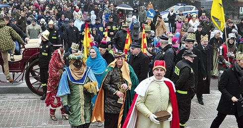  Orszak Trzech Króli (na zdjęciu: ubiegłoroczny orszak w Rypinie) to ulice miast wypełnione ludźmi, zjednoczonymi we wspólnym kolędowaniu