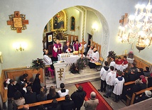  W dniu jubileuszu parafianie i goście wypełnili kościół w Okalewie