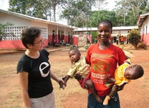 Elżbieta Wryk (z lewej), dyrektor szpitala w Bagandou