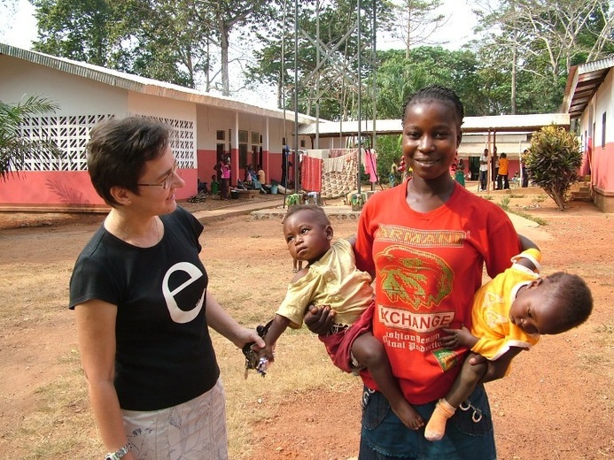 Elżbieta Wryk (z lewej), dyrektor szpitala w Bagandou