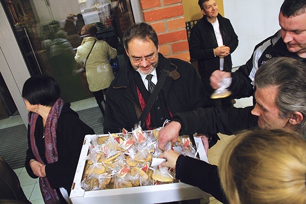 4.12, Katowice, kaplica św. Barbary w Centrum Handlowym Silesia City Center.  – Kiedyś była tu kopalnia „Eminencja”. Teraz jest centrum handlowe. Nie wiemy, co będzie dalej. Jedno jest pewne – Chrystus był tu zawsze ze swoim ludem – powiedział ks. Krzysztof Biela, rektor kaplicy. W homilii abp Skworc wskazał na fakt, że kaplica przy centrum handlowym jest odpowiedzią na potrzeby współczesnego człowieka. Wspomniał też o tragicznych losach tysięcy górników, którzy zostali wywiezieni do niewolniczej pracy ...