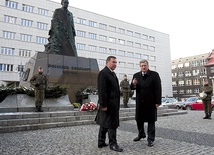  Prezydent Bronisław Komorowski i wojewoda śląski Zygmunt Łukaszczyk pod pomnikiem Wojciecha Korfantego, który znajduje się obok Urzędu Wojewódzkiego w Katowicach