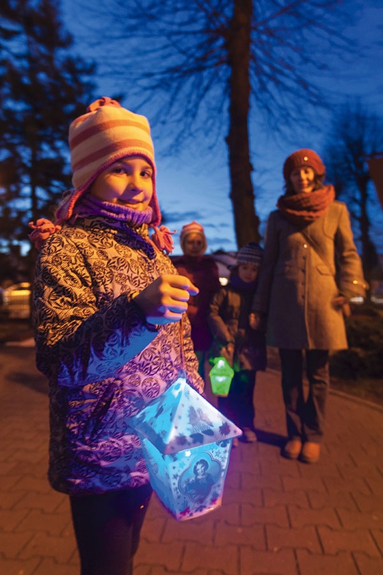 Dzieci z dumą prezentują  swoje lampiony