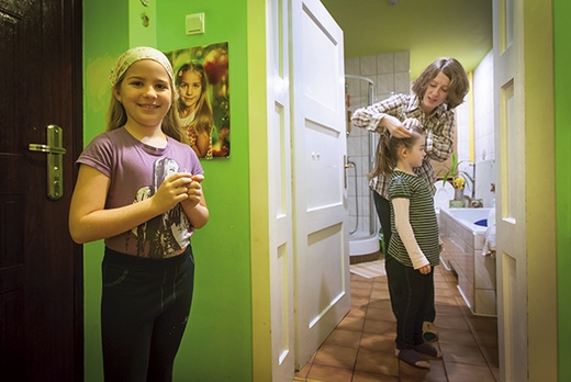 Mama Natalia  Młynarska czesze  dziewczynki  przed wyjściem  na Roraty