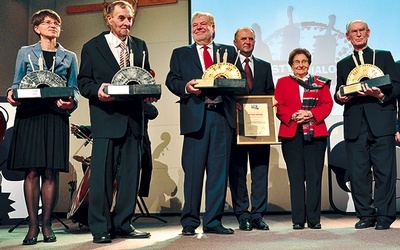  Laureaci Mostów Dialogu 2013 oraz zaproszeni goście (od lewej): Violetta Rezler--Wasielewska, dyrektor Centralnego Muzeum Jeńców Wojennych, Bernard Kus, Kurt Beck, marszałek Andrzej Buła, prof. Dorota Simonides i abp Alfons Nossol. W imieniu Fundacji Rozwoju Śląska statuetkę odebrał jej prezes, Arnold Czech