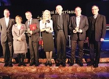 Od lewej: O. Jacek Drabik SJ, Marzena i Jerzy Mikowie, Anna Maria Kubicka, o. Wojciech Ziółek, p. Król (odebrał nagrodę w imieniu żony), o. Marcin Pietrasina