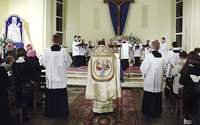 Na akatyst w Wyższym Seminarium Duchownym w Łowiczu przyjeżdżają wierni z całej diecezji 