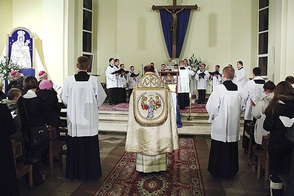 Na akatyst w Wyższym Seminarium Duchownym w Łowiczu przyjeżdżają wierni z całej diecezji 