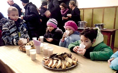 W Adwencie w rawskiej parafii dzieci po Roratach zjadają śniadanie w sali katechetycznej