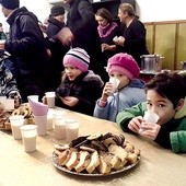 W Adwencie w rawskiej parafii dzieci po Roratach zjadają śniadanie w sali katechetycznej