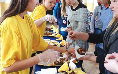  Wolontariusze z LO im. B. Prusa w Skierniewicach sprzedają upieczone przez siebie smakołyki, a uzyskane z nich pieniądze przekazują do hospicjum