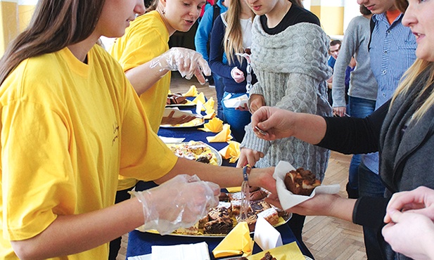  Wolontariusze z LO im. B. Prusa w Skierniewicach sprzedają upieczone przez siebie smakołyki, a uzyskane z nich pieniądze przekazują do hospicjum