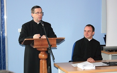  Ks. Franciszek Koenig (z lewej), organizator spotkania,  i ks. Piotr Kierpal, duszpasterz muzyków kościelnych w diecezji opolskiej