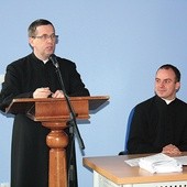  Ks. Franciszek Koenig (z lewej), organizator spotkania,  i ks. Piotr Kierpal, duszpasterz muzyków kościelnych w diecezji opolskiej