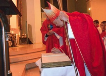  Biskup Gerard Kusz jako pierwszy wpisał się do osiemnastowiecznej księgi Bractwa św. Barbary