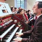  Sulechowski organista nie tylko gra na Mszach św., ale prowadzi również parafialny chór