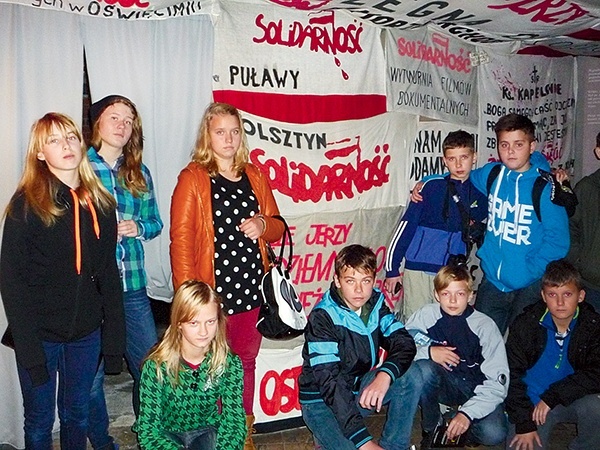  Podczas pielgrzymki młodzi wolontariusze zwiedzili miejsca związane  z historią Polski
