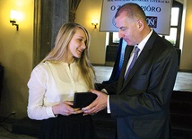  Złote pióro od prezydenta RP Bronisława Komorowskiego wręczył Marii Prusakowskiej, zwyciężczyni konkursu, gospodarz miasta prezydent Rafał Dutkiewicz