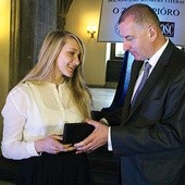  Złote pióro od prezydenta RP Bronisława Komorowskiego wręczył Marii Prusakowskiej, zwyciężczyni konkursu, gospodarz miasta prezydent Rafał Dutkiewicz