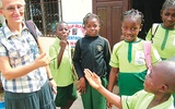 Pani  Ewa Gawin  buduje dla głuchoniemych dzieci  szkołę w Bertoua