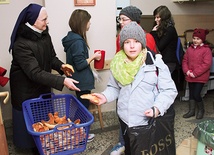  Na każde dziecko i ucznia po Roratach czeka bułka i herbata