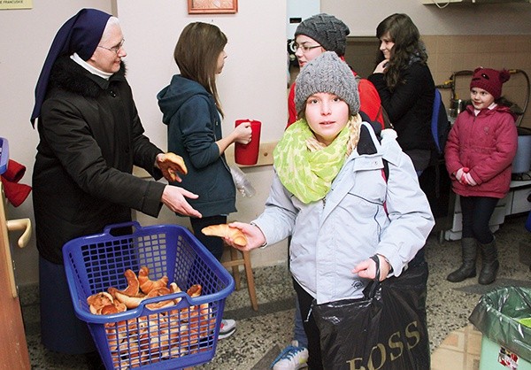  Na każde dziecko i ucznia po Roratach czeka bułka i herbata