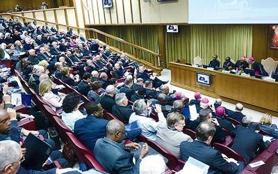  Debata toczyła się w watykańskiej auli, gdzie odbywają się konferencje synodu biskupów