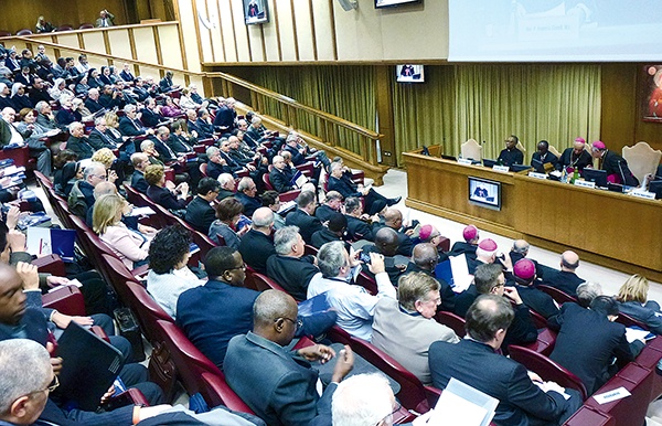 Debata toczyła się w watykańskiej auli, gdzie odbywają się konferencje synodu biskupów