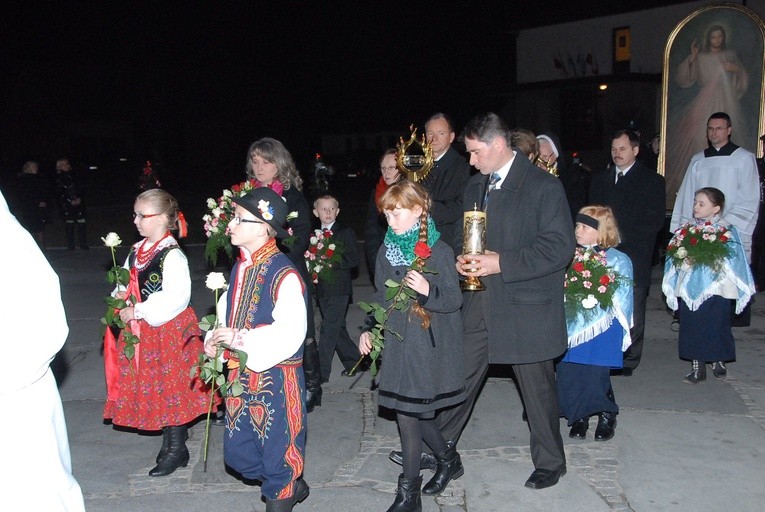 Roraty w parafii Nawiedzenia Pana Jezusa Miłosiernego w Męcinie