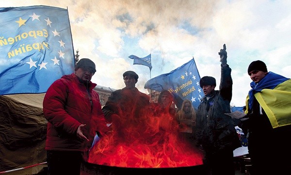Prezydent Wiktor Janukowycz ugiął się pod szantażem Rosji i nie podpisał umowy otwierającej Ukrainie drogę do Unii Europejskiej. Tymczasem dziesiątki tysięcy Ukraińców od tygodni na kijowskim Majdanie Niezależnosti domagają się wyrwania ich kraju spod rosyjskiego „protektoratu”
