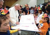 Papież z zainteresowaniem oglądał prezent przygotowany dla niego przez chore dzieci z UNITALSI – Włoskiego Stowarzyszenia Przewożenia Chorych do Lourdes i Innych Sanktuariów Międzynarodowych. Spotkanie, w czasie którego papież rozmawiał z każdym uczestnikiem, trwało ponad trzy godziny