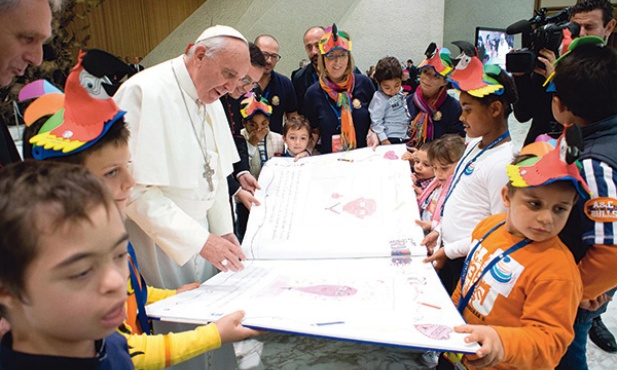 Papież z zainteresowaniem oglądał prezent przygotowany dla niego przez chore dzieci z UNITALSI – Włoskiego Stowarzyszenia Przewożenia Chorych do Lourdes i Innych Sanktuariów Międzynarodowych. Spotkanie, w czasie którego papież rozmawiał z każdym uczestnikiem, trwało ponad trzy godziny