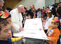 Papież z zainteresowaniem oglądał prezent przygotowany dla niego przez chore dzieci z UNITALSI – Włoskiego Stowarzyszenia Przewożenia Chorych do Lourdes i Innych Sanktuariów Międzynarodowych. Spotkanie, w czasie którego papież rozmawiał z każdym uczestnikiem, trwało ponad trzy godziny